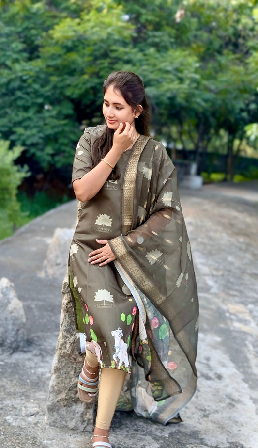 CD2P07 – Lotus Grace Semi Banarasi Silk Set